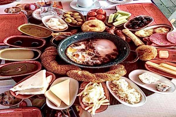 Teknede Kahvaltı Çeşitleri.