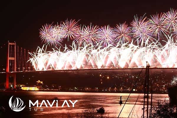 İstanbul Teknede Yılbaşı Partisi