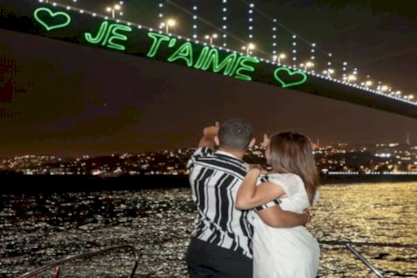 Lazer göstergesi ile yatta doğum günü.